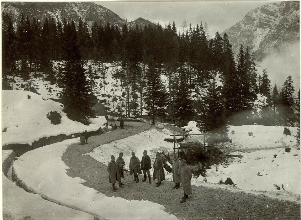 Verkehrsknotenpunkt Kranjska Gora (Kronau), Weg zur Rimlhütte auf der Straße von Kranjska Gora (Kronau) nach Mojstrovka (BildID 15463246)