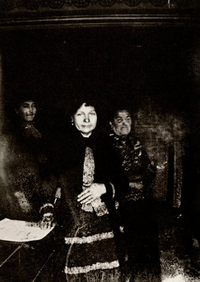 Verga, Giovanni - Concetta Gi Vanna, mit dem Beinamen »die Königin«, und Ciccia, die »ohne Nase« genannt wird, Vizzini (Zeno Fotografie)