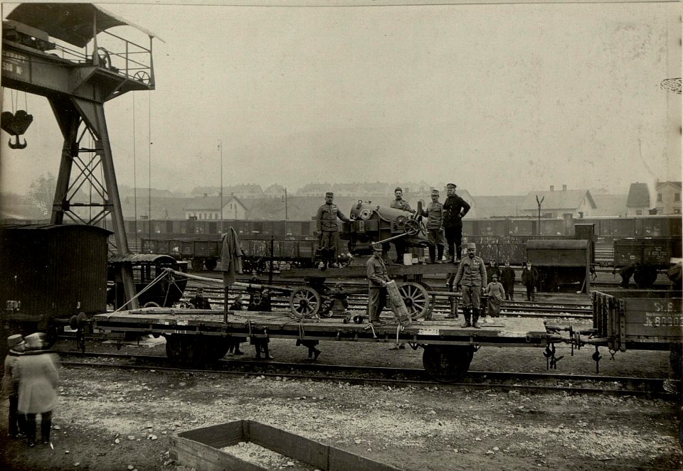 Verladen der 15 cm 4-40 Marinekanone am Bahnhofe Villach. (BildID 15468914)