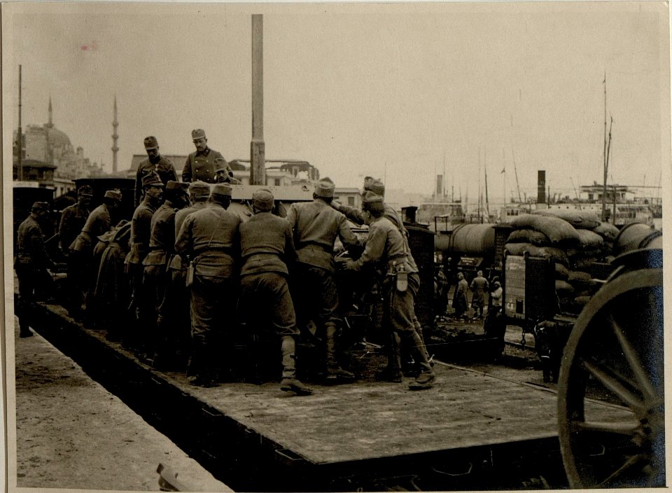 Verladen der Batterie auf dem Bahnhof Sirkedji, 30.11.1916 (BildID 15544769)
