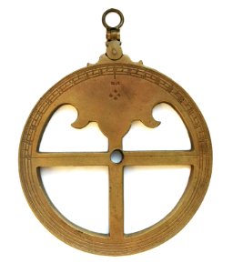 Verkleinde replica van astrolabium (aangetroffen op het VOC-schip Batavia dat op 6 juni 1629 is vergaan), door het Ministerie van Buitenlandse Zaken cadeau gedaan t.g.v. Nederlands, objectnr 4512.1