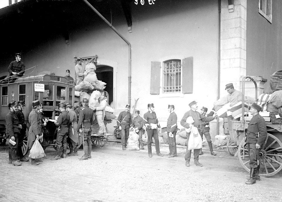Verladen der Postsäcke vor dem Feldpostbureau in Delsberg - CH-BAR - 3239323