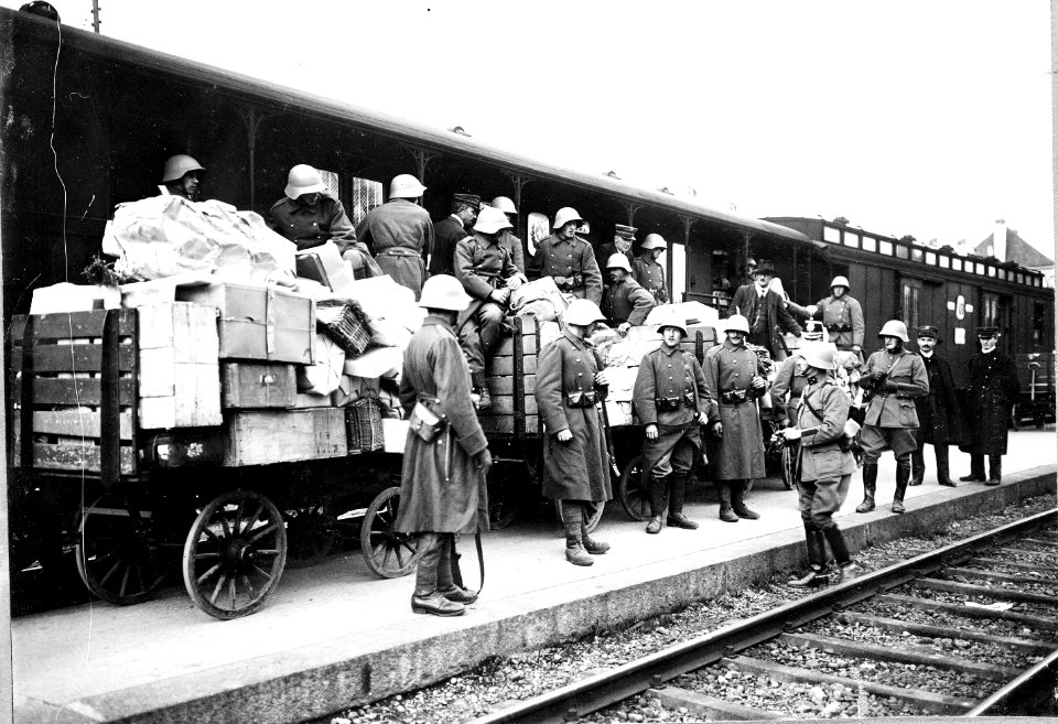 Verladen der Bahnpost während des Landesstreiks - CH-BAR - 3241483