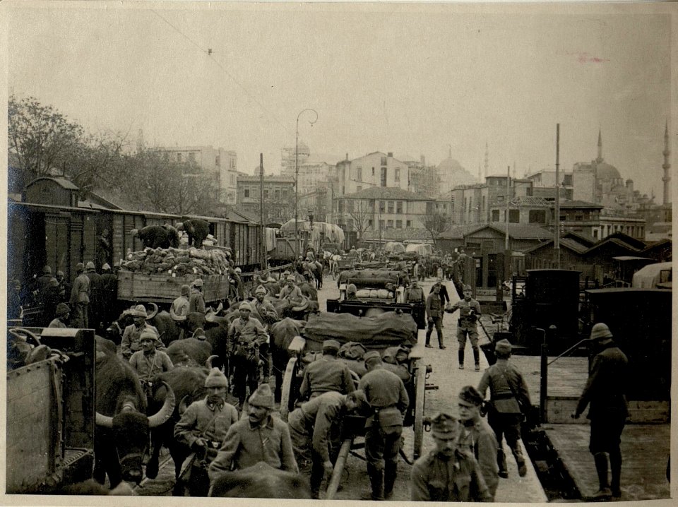 Verladen der Batterie auf dem Bahnhof Sirkedji 30.11.1916 (BildID 15544748)