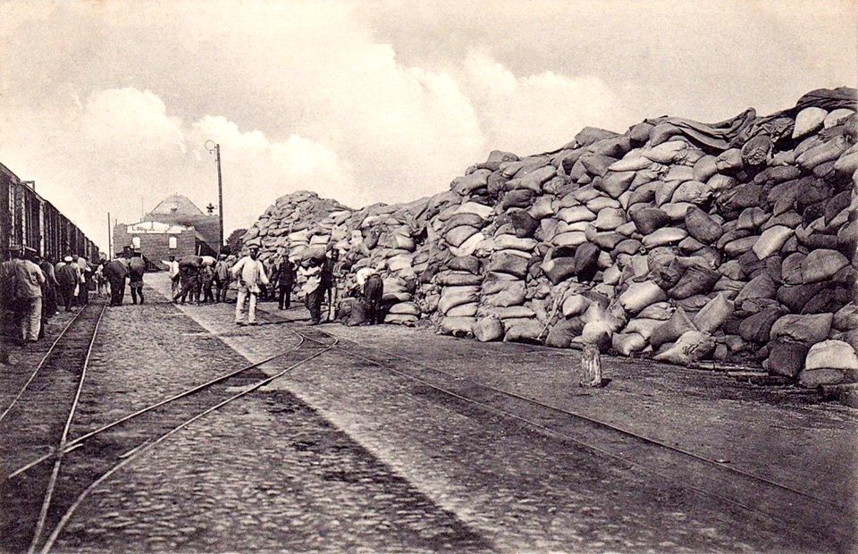 Verladen von Hafer am Bahnhof Laugszargen (Lauksargiai), Feldpostkarte (Flickr 39908569890)