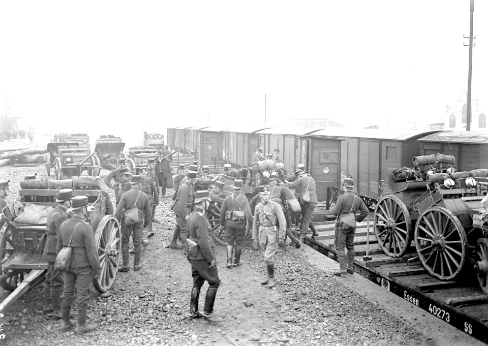 Verladen der Geschütze auf die Eisenbahn - CH-BAR - 3239466