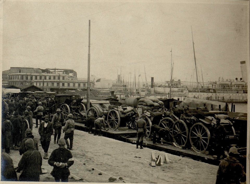 Verladen der Batterie auf dem Bahnhof Sirkedji, 30.11.1916 (BildID 15544741)