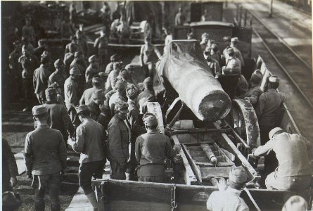 Verladen eines 30,5 cm Mörsers in Brzezany (BildID 15438145)