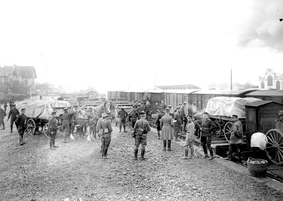 Verladen von Materialwagen auf die Eisenbahn - CH-BAR - 3239464