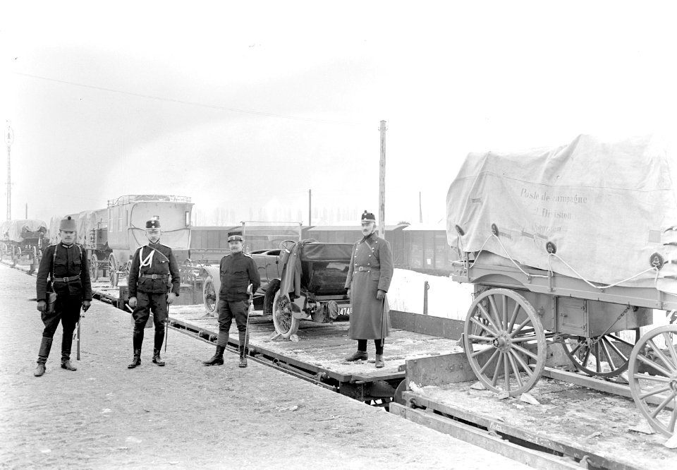Verladene Wagen und Automobil des Divisionsstabes - CH-BAR - 3239443