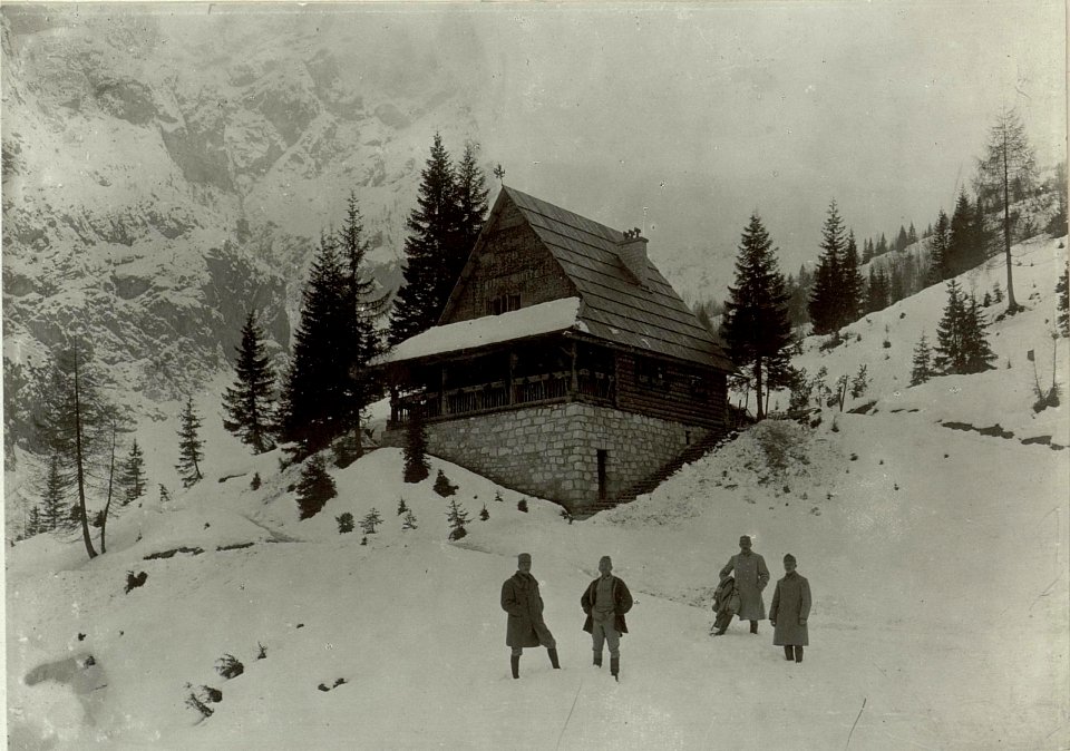 Verkehrsknotenpunkt Kranjska Gora (Kronau), Rimlhütte auf der Straße von Kranjska Gora (Kronau) nach Mojstrovka (BildID 15463267)