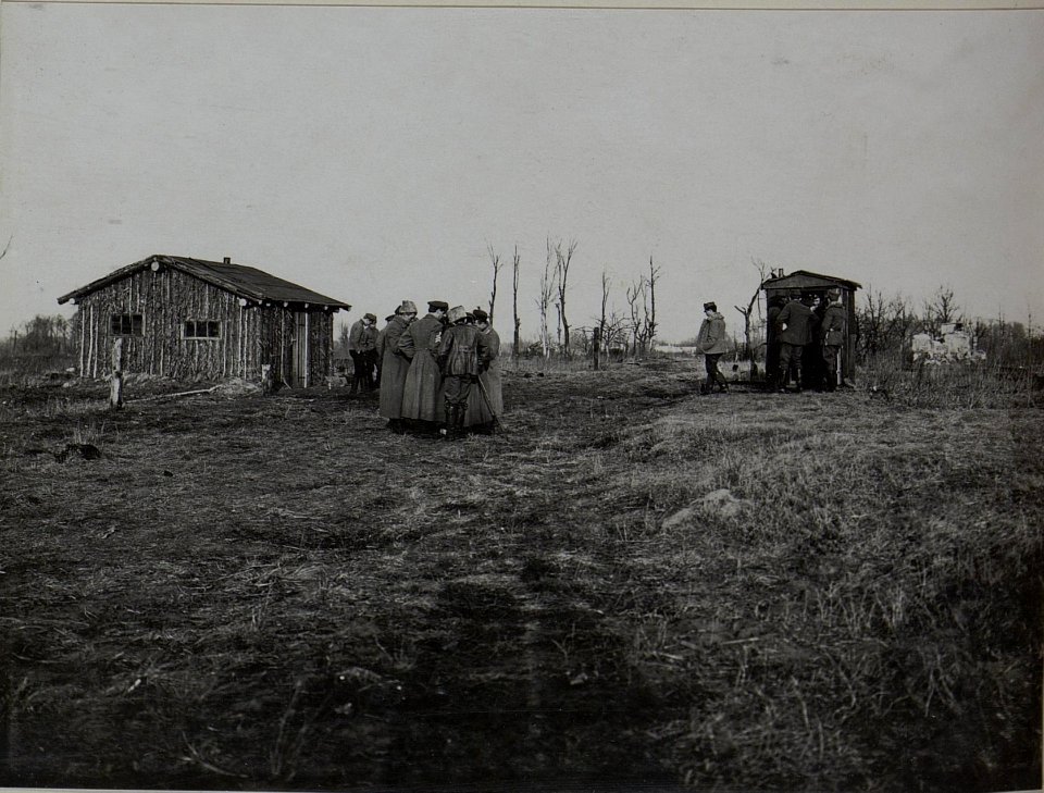 Verkehrsstelle an der Ostfront, möglicherweise nach Friedensschluss, auf dem Bild sind russische Soldaten zu erkennen (BildID 15445599)
