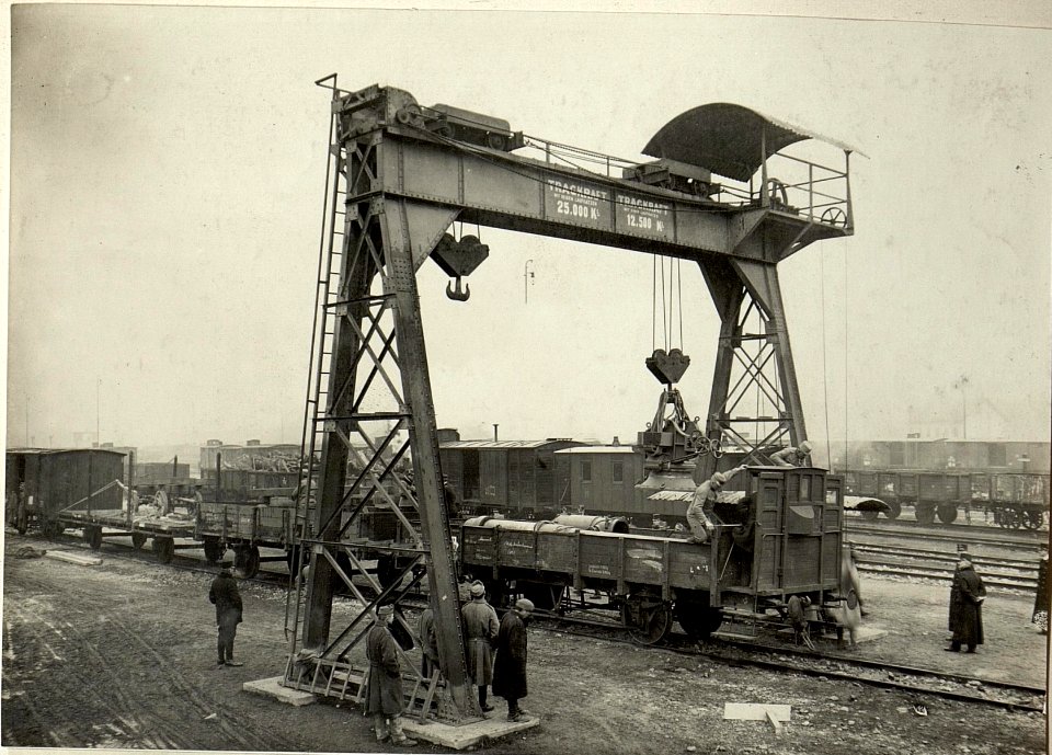 Verladen der 15 cm 4-40 Marinekanone am Bahnhofe Villach. (BildID 15468935)
