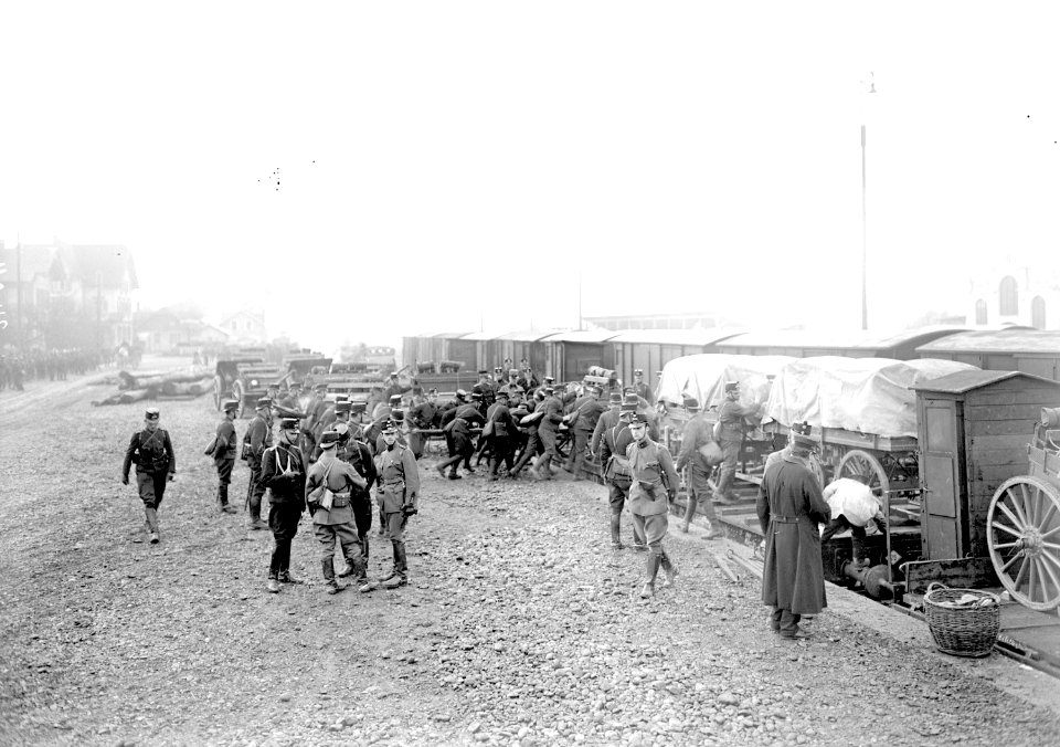 Verladen der Geschütze auf die Eisenbahn - CH-BAR - 3239465