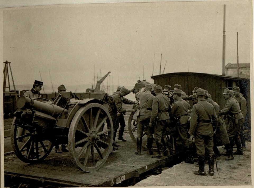 Verladen der Batterie auf dem Bahnhof Sirkedji, 30.11.1916 (BildID 15544755)