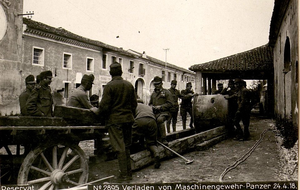 Verladen von Maschinengewehr-Panzerkuppeln am 24.4.18. (BildID 15617900)