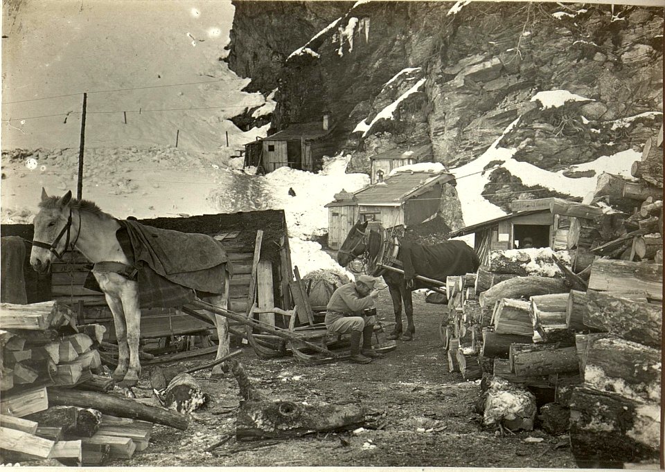 Verpflegsstation des 10-7 Infanterie Bataillons bei der Brennerhütte. Standpunkt, Brennerhütte. (BildID 15465635)