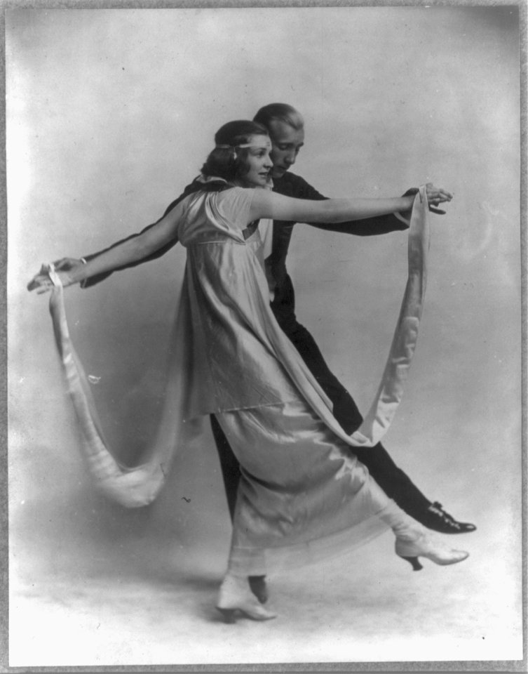 Vernon Blythe Castle, 1887-1918, and wife, Irene, full length portrait, in dancing pose LCCN2006675739