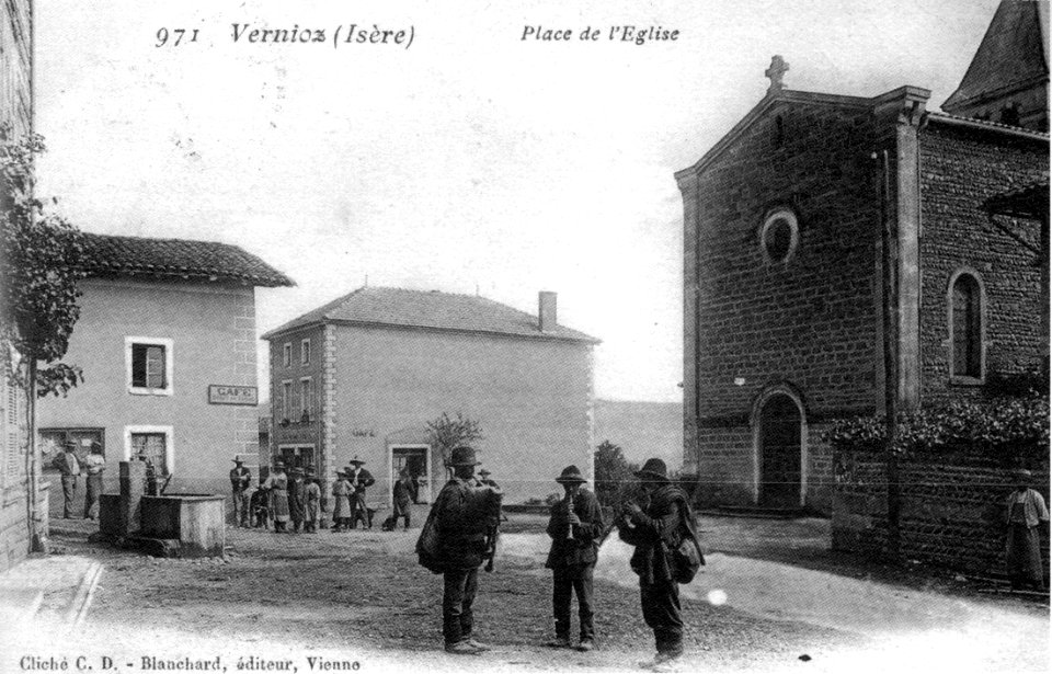 Vernioz, place de l'église en 1910, p267 de L'Isère les 533 communes - cliché C D Blanchard éditeur, Vienne