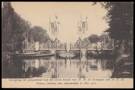 Versiering van de brug over de Singelgracht bij de Ferdinand Bolstraat ter gelegenheid van het eerste bezoek van H.M. Koningin Wilhelmina met H.K.H. Prinses Juliana aan Amsterdam