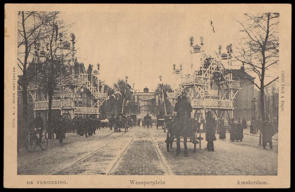 Versieringen op het Weesperplein wegens het aanstaande koninklijk bezoek. Uitgave N.J. Boon, Amsterdam photo