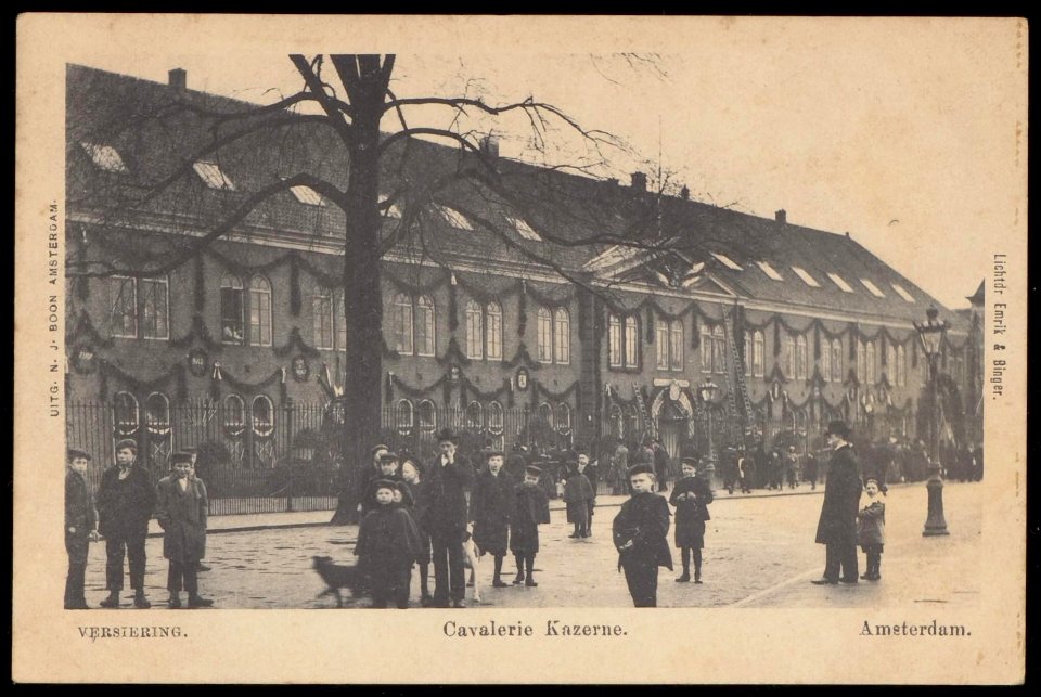 Versieringen aan de Cavalerie Kazerne, Sarphatistraat 112. Uitgave N.J. Boon, amsterdam photo