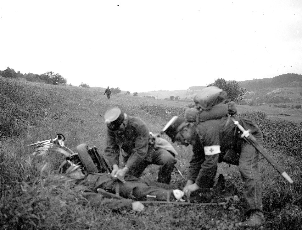 Versorgung eines Verwundeten im Feld - CH-BAR - 3236441