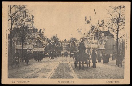 Versieringen op het Weesperplein wegens het aanstaande koninklijk bezoek. Uitgave N.J. Boon, Amsterdam, Afb PBKD00188000012 photo