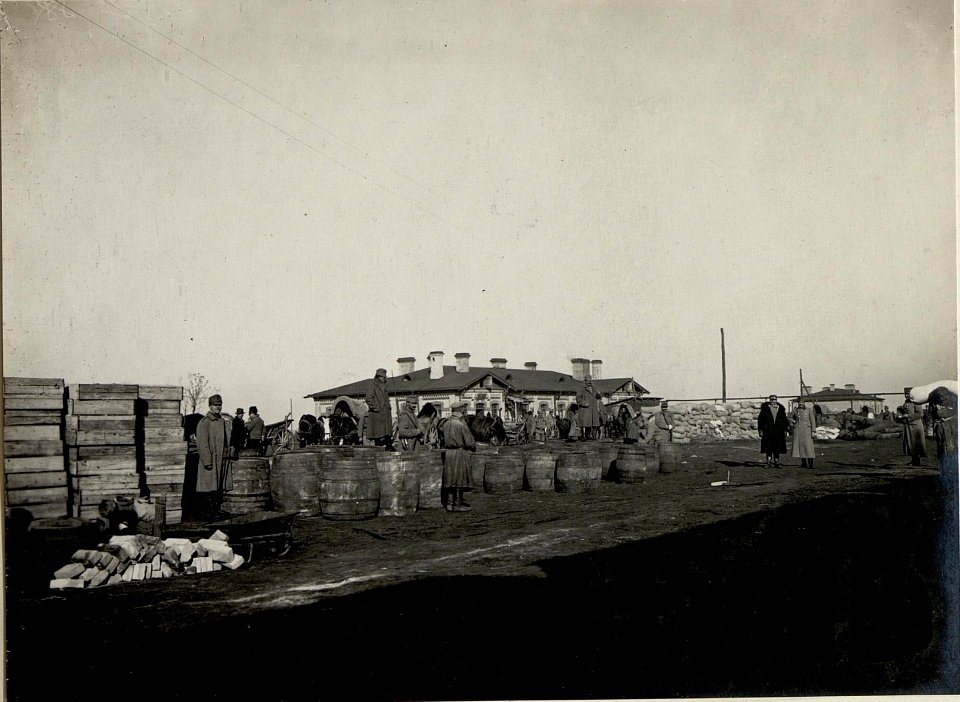 Verpflegsvorräte am Fassungsbahnhofe Luck. Aufgenommen am 24. November 1915. (BildID 15540867)