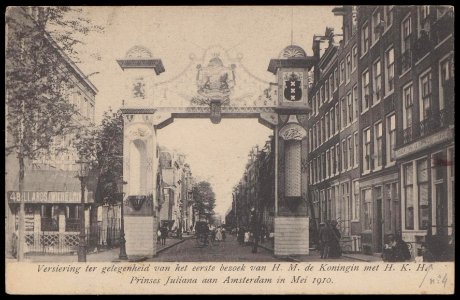 Versiering van de Hoogte Kadijk ter gelegenheid van het eerste bezoek van H.M. Koningin Wilhelmina met H.K.H. Prinses Juliana aan Amsterdam