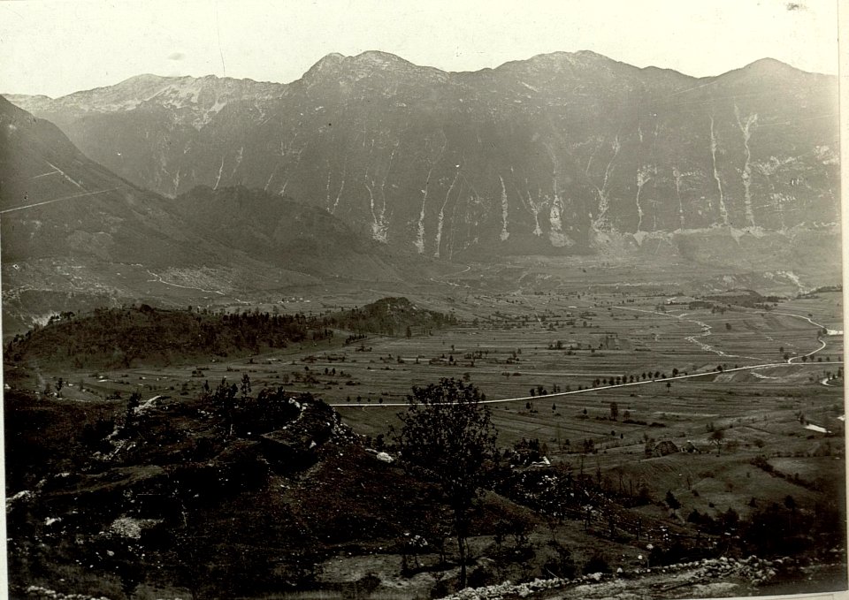 Verteidigungsstellung am Rombonhange, Parallel der Strasse nachČezsoča sind noch die italienischen Angriffsgäben zu sehen. Aufgenommen am 8. Oktober 1915. (BildID 15461105)