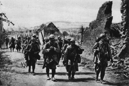 Verstärkung begibt sich im Gebiet nördlich der Somme während des Angriffes vom 30 Juli 1916 in die erste Linie