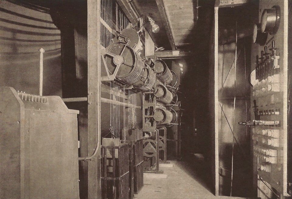 Versuchsbühne der Theater-Ausstellung Beleuchtungsloge, links Steuerapparat für hydraulisch gezogene Prospektzüge Schwabe & Co , Berlin Fritsch & Sohn, Kötzschenbroda