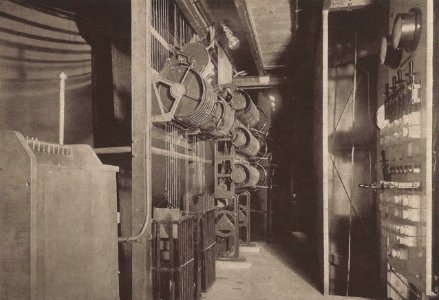 Versuchsbühne der Theater-Ausstellung Beleuchtungsloge, links Steuerapparat für hydraulisch gezogene Prospektzüge Schwabe & Co , Berlin Fritsch & Sohn, Kötzschenbroda
