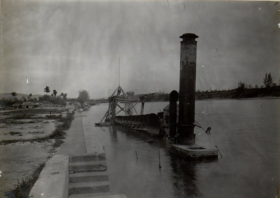 Versenkter Baggerdampfer. Monfalcone. Anfang Mai. 1918. (BildID 15664859)