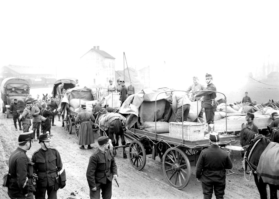 Verteilung von Verpflegung durch die Verpflegungsabteilung - CH-BAR - 3240335