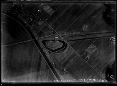 Verticale luchtfoto van het Fort bij Vijfhuizen vanaf 2500 m hoogte
