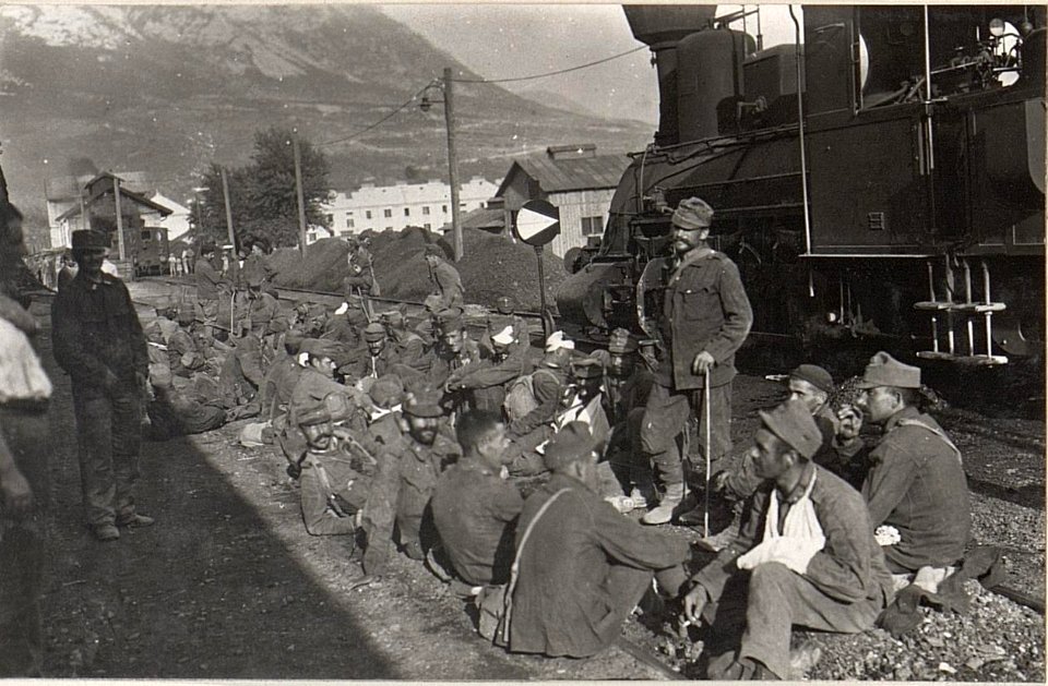 Verwundete vor Abtransport nach Haidenschaft (BildID 15601047)