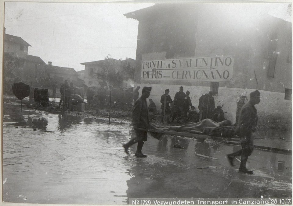 Verwundeten Transport in Canziano. 28.10.17. (BildID 15608530)