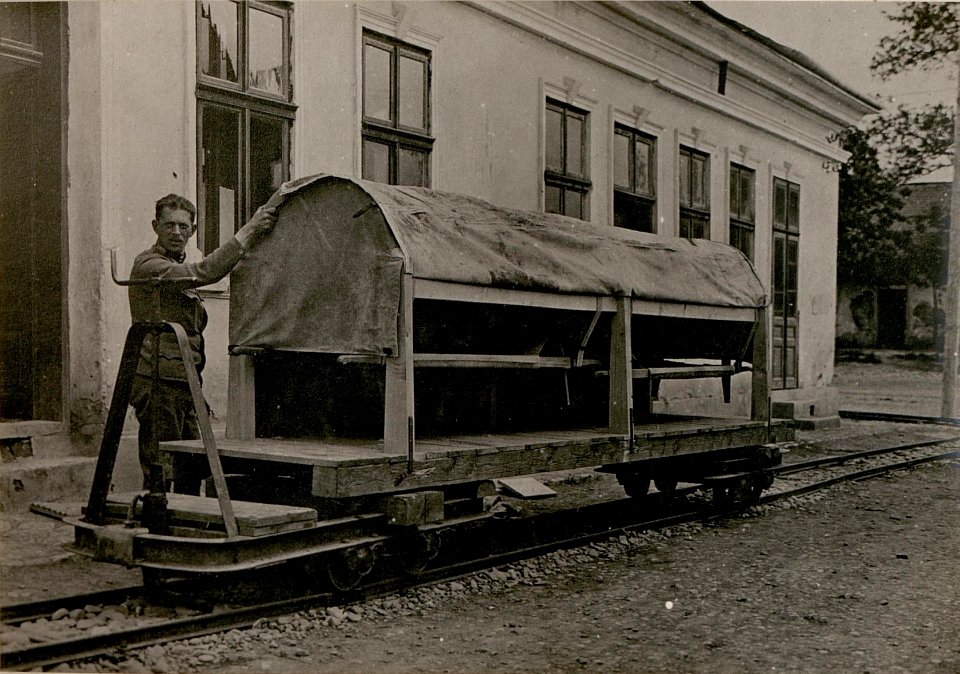 Verwundeten-Transport auf der Feldbahn beim 4.Korps Ex.v.Rehmen. (BildID 15800877)