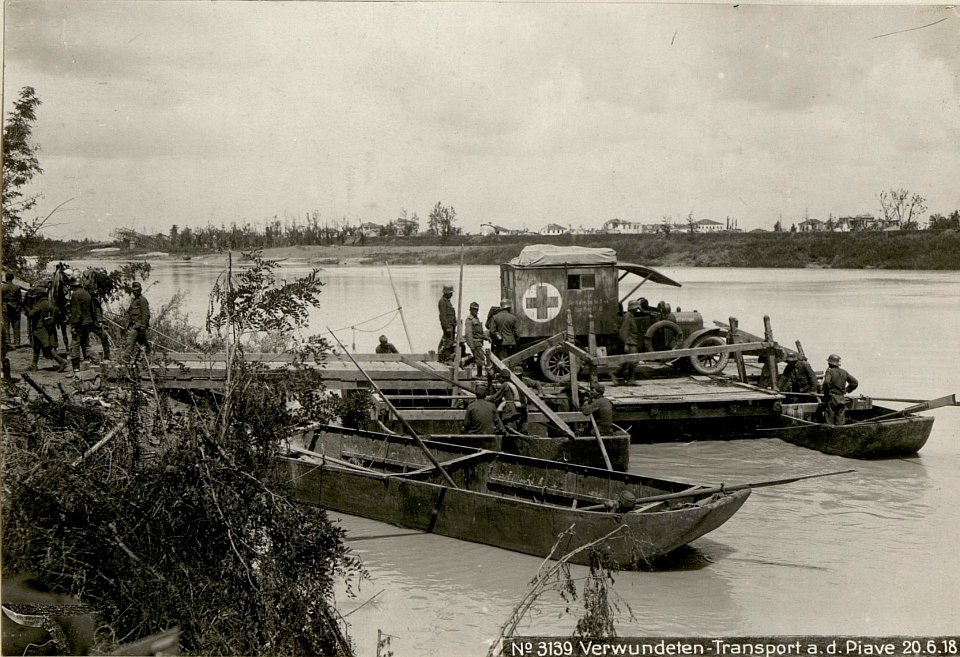 Verwundeten-Transport a.d.Piave 20.6.18. (BildID 15621967)