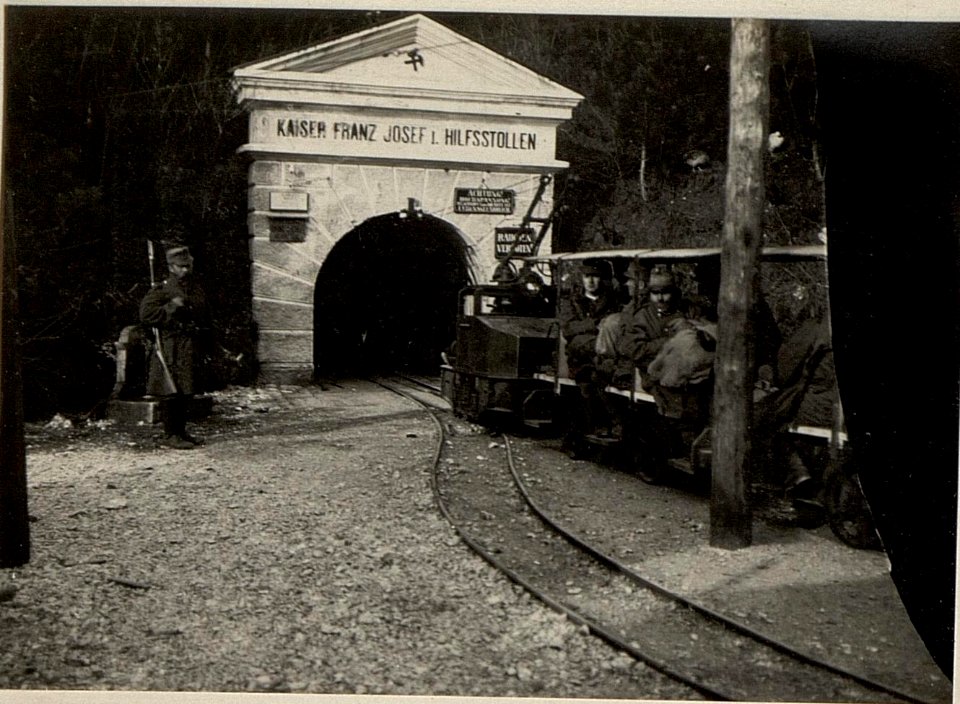 Verwundetentransport durch den Raiblerstollen. Einfahrt der elektrischen Kleinbahn. (BildID 15471051)