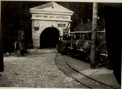 Verwundetentransport durch den Raiblerstollen. Einfahrt der elektrischen Kleinbahn. (BildID 15471051)