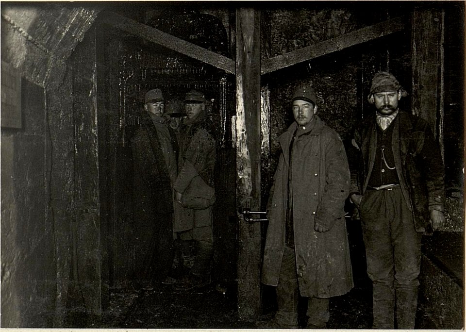 Verwundetentransport durch den Raiblerstollen. Untere Liftstation im Henkelstollen. (BildID 15471037)