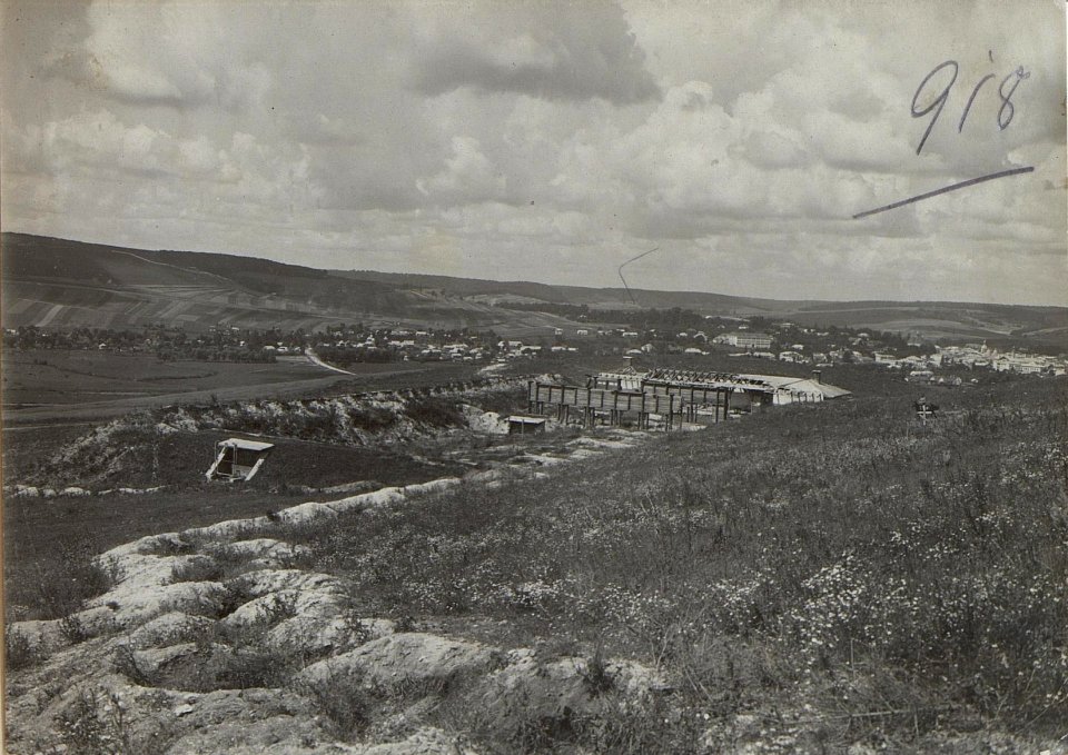 Verwüstete Mil.Schiesstätte mit russ.Schützengräben und Blick auf Brzezany. (BildID 15727355)