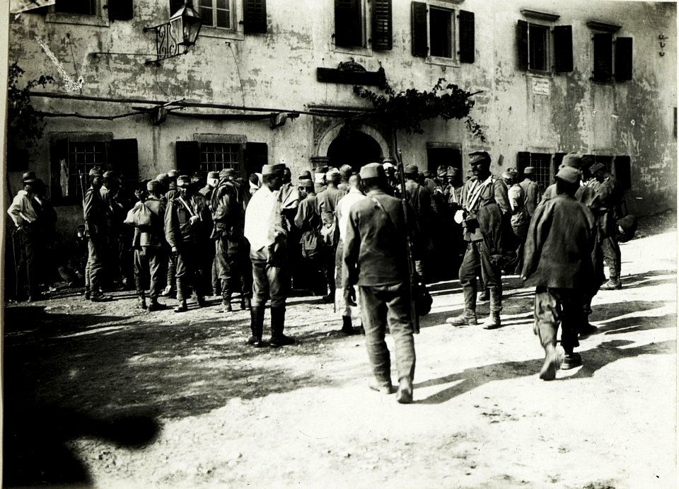 Verwundete in Gorjansko. (BildID 15586647)