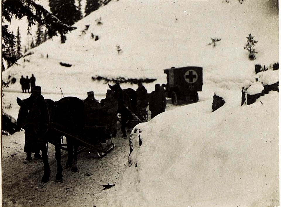 Verwundeten Transport südlich Corvara, 22.12.1915. (BildID 15582541)