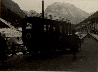 Verwundetentransport durch den Raiblerstollen. Abtransport von Raibl im Sanitätsauto. (BildID 15471065)