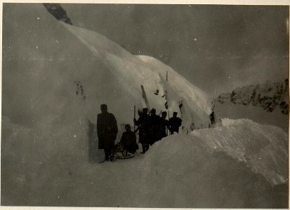 Verwundetenabschub iim Sanitätsschlitten von der Peralbastellung.. (BildID 15471891)