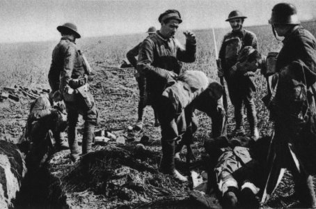 Verwundete und gefangene Deutsche, deren Graben bei einem mit hantastischem Aufwand an Material durchgeführten Angriff überrannt worden war
